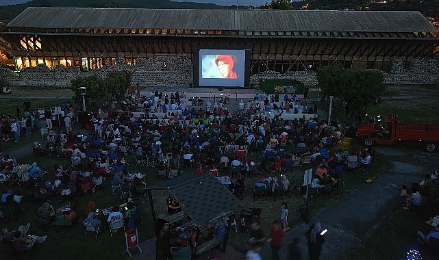 Gölcüklülerden açık havada film gösterimine yoğun ilgi
