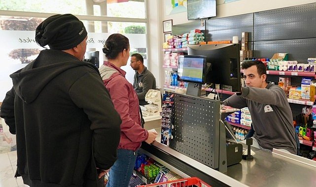 Burhaniye’de Enflasyona Karşı Halk Market ile Ekonomik Alışveriş