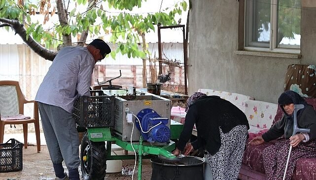 Antalya’da Üreticilere Üzüm Sıkma Makinesi Desteği