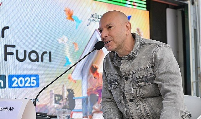 Demir Demirkan Edebiyat Dünyasında: Zamanda Saklı ile İzmir’de Okurlarıyla Buluştu