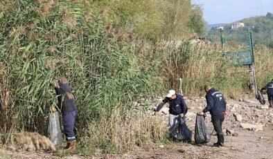 Kartepe’de Göl Kıyısında 2 Ton Atık Temizlendi
