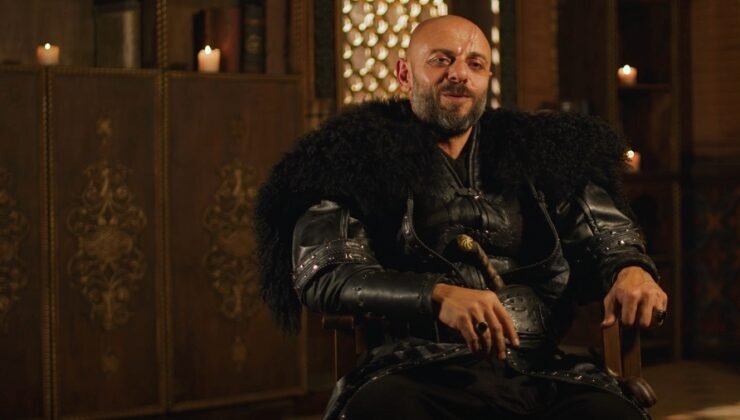 Kuruluş Orhan’ın Avcı Bey’i Tevfik Erman Kutlu’dan Dizi Yorumu
 Oyuncunun Proje Hakkındaki Duyguları
Tevfik Erman Kutlu, Kuruluş Orhan dizisinde canlandırdığı Avcı Bey karakteri için yoğun bir hazırlık sürecinden geçtiğini belirtti. Bu süreci hem zevkli hem de zorlu olarak nitelendiren oyuncu, projeye dair duygularını “Hayal dünyasında gibiyim” sözleriyle ifade etti. [IMAGE_PLACEHOLDER_0] Kutlu, Bozdağ Film’in Youtube kanalına yaptığı açıklamada, sette çok değerli isimlerle bir arada olduklarını vurgulayarak ekibin kalitesine dikkat çekti.