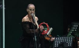 Niran Ünsal İzmir’de Duygusal ve Eğlenceli Anlar Yaşattı