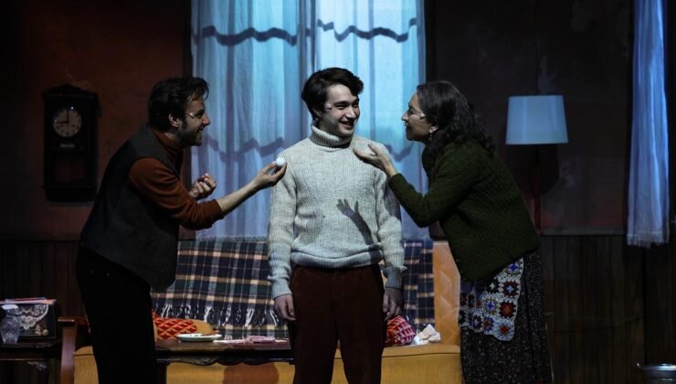 Demet Akbağ’ın Sahnede Devleştiği ‘Aydınlıkevler’ Oyunu 4. Yılını Kutluyor!