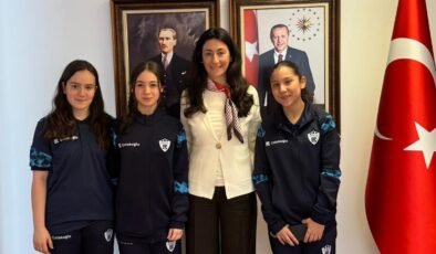 U14 Avrupa Circuit Eskrim Turnuvası’nda ülkemizi temsil edecek olan sporcu kafilemiz, Madrid Büyükelçiliğimizi ziyaret etti.